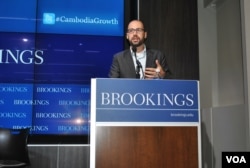 រូបឯកសារ៖ លោក Sebastian Strangio ជាអ្នក​កាសែត និង​ជា​អ្នកនិពន្ធ​សៀវភៅ​មាន​ចំណងជើង​ថា «Hun Sen's Cambodia» និយាយ​អំពី​ផល​ប៉ះពាល់​នៃ​ជំនួយ​បរទេស​ទៅ​លើ​ការអភិវឌ្ឍ​លិទ្ធិ​ប្រជាធិបតេយ្យ​នៅ​ឯ​វិទ្យាស្ថាន​ស្រាវជ្រាវ Brookings Institution ក្នុង​រដ្ឋធានី​វ៉ាស៊ីនតោន នៅ​ថ្ងៃទី២៩ ខែមករា ឆ្នាំ២០១៥។ (រូបថតដោយ សឹង សុផាត)