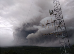 Gunung Semeru pada Sabtu sore (16/1) kembali memuntahkan awan panas dan lava pijar menimbulkan kepanikan warga di sekitar lokasi. (Foto: Courtesy/BNPB)