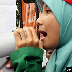 A junior high school student protesting outside the World Tobacco Asia 2010 exhibition in Jakarta.