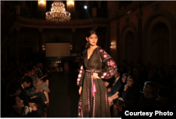 Анна Заячківська під час показу сучасних вишиванок від українських дизайнерів у Вашингтоні. Грудень 2016 р.