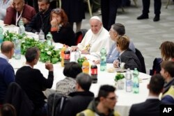 El papa Francisco almuerza con cientos de pobres y desamparados, migrantes y desempleados en el Día Mundial de los Pobres. Nov. 18 de 2018.