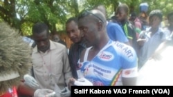Le cycliste malien Tidiane Sanogo se fait soigné après une chute