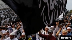 Kelompok Hizbut Tahrir Indonesia (HTI) mengadakan protes untuk menentang keputusan Presiden Joko Widodo untuk membubarkan HTI, dalam aksi di Jakarta, 18 Juli 2017.