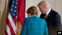 Mientras estaban frente a los fotógrafos en la Oficina Oval, no se estrecharon la mano.