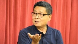 和平占中发起人之一、香港中文大学社会学系前副教授陈健民批评港大校委会辞退戴耀廷的做法相当粗暴， 破坏戴耀廷拥有的终身教席体制保障的学术和言论自由。