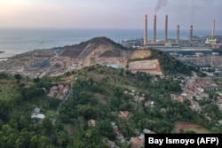 Cerobong asap menyemburkan asap berbahaya ke udara dari PLTU batu bara, sebuah ilustrasi gamblang mengenai ketergantungan Asia terhadap bahan bakar fosil yang mengancam target iklim, 21 September 2021. (Foto: AFP/Bay Ismoyo)