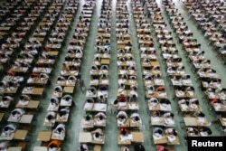 Around 1,200 students at Dongguan University of Technology took their English examination in a large hall so as to prevent exam fraud in 2007. (REUTERS)