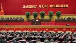 Pemimpin Korea Utara Kim Jong-un (tengah) menyampaikan pidato pada pembukaan pada konferensi Konferensi Keenam Partai Pekerja Korea di Pyongyang, 6 April 2021. (Foto: STR / KCNA VIA KNS / AFP)