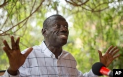 Opposition leader and presidential candidate Kizza Besigye speaks to the media while under continued house arrest, at his home in Kasangati, outside the capital Kampala, in Uganda, Feb. 21, 2016.