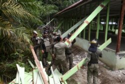 Anggota Pertahanan Sipil membongkar gereje di Desa Siompin, Aceh Singkil, Provinsi Aceh, 19 Oktober 2015. (Foto: Reuters)