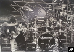 Paul McCartney's drummer used a Noble and Cooley drum set during their U.S. tour in 1994.