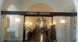 Pintu masuk kantor Lembaga Biologi Molekuler Eijkman di Jakarta. (Foto: Sasmito Madrim/VOA)