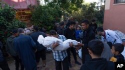 Палестинците се опростуваат од своите роднини убиени во израелското бомбардирање на Појасот Газа, во болницата во Кан Јунис, 3 декември 2023 година.