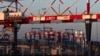 资料照片：美国加利福尼亚州长滩港的集装箱装卸码头（2021年11月30日）