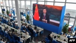 采访博鳌论坛的记者们在媒体厅观看屏幕上显示的中国国家主席习近平在开幕式上讲话的视频。（2021年4月20日）