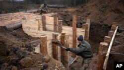 Українці будують фортифікаційну лінію оборони в Харківській області. AP Photo/Efrem Lukatsky