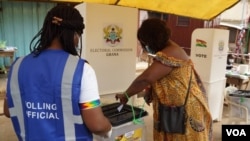 A woman casts her ballot on election day in Accra, Ghana, Dec. 7, 2020. (Photo: Peter Clottey, Isaah Ali / VOA)