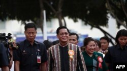 ​​​អនុប្រធានាធិបតី​​​មីយ៉ាន់ម៉ា​​លោក Henry Van Thio​(កណ្តាល) បាន​មកដល់​ពិធីបុណ្យ​វប្បធម៌​មីយ៉ាន់ម៉ា​នៅទីក្រុង​រ៉ង់ហ្គូន​ប្រទេស​មីយ៉ាន់ម៉ា​កាលពីថ្ងៃទី​០១ កុម្ភៈ ឆ្នាំ​២០២០។ (Photo by Sai Aung Main / AFP)