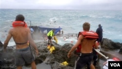 Tim SAR berusaha mencari korban selamat dari kapal para pencari suaka yang mengalami kecelakaan di Pulau Christmas, Kamis.