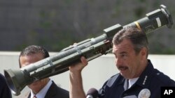 Šef losandjeleske policije Čarli Bek pokazuje ručni bacač preuzet za vreme otkupa oružja.