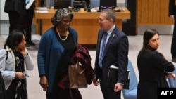 Амбасадорката на САД во ОН Линда Томас-Гринфилд разговара со израелскиот амбасадор во ОН Гилад Ердан, по предлогот на Советот за безбедност на ОН за прекин на огнот во Газа, на 22 март 2024 година