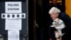 Perdana Menteri Boris Johnson meninggalkan tempat pemungutan suara di Methodist Central Hall bersama anjingnya, Dilyn, setelah melaksanakan hak pilih pada pemilu di London, Inggris, 12 Desember 2019. 