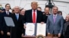 Presiden Donald Trump menunjukkan perjanjian perdagangan dengan Meksiko dan Kanada yang baru ia tandatangani hari Rabu (29/1) di Gedung Putih.