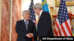 Qozog'iston Tashqi ishlar vaziri Erlan Idrissov va AQSh Davlat kotibi Jon Kerri, Davlat departamenti, Vashington, 10-dekabr, 2014
