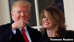 En esta imagen, del 29 de marzo de 2018, el presidente Donald Trump bromea señalando a su entonces directora de comunicaciones, Hope Hicks, cuyo positivo por covid el pasado jueves hizo saltar las alarmas en la Casa Blanca.