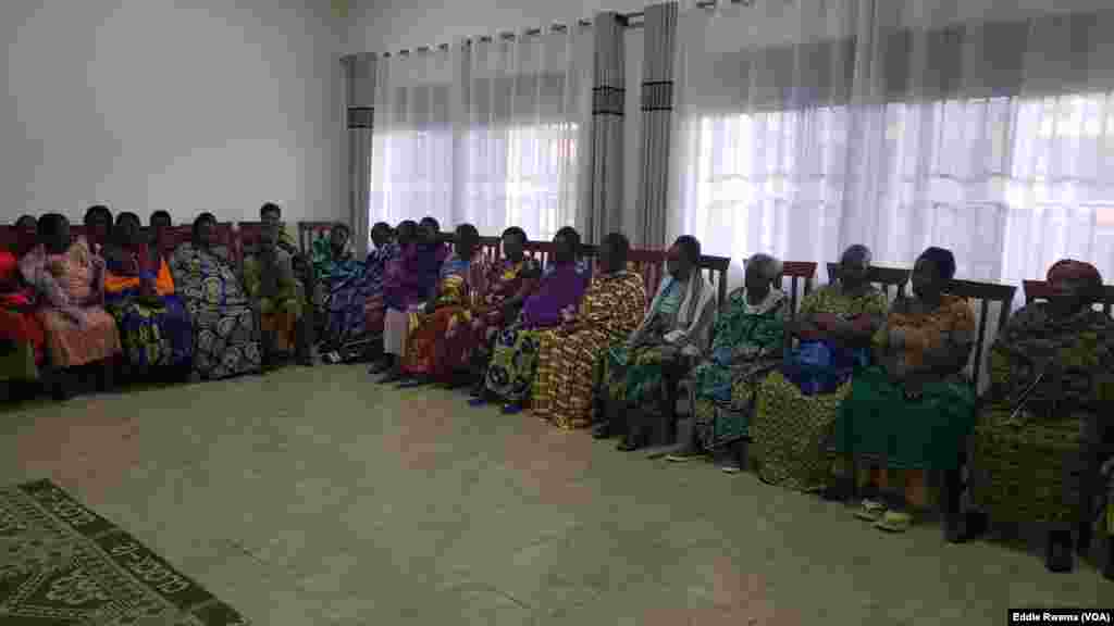 Bamwe mu babyeyi bagizwe incike na jenoside&nbsp;batuye mu nzu yabagenewe iri mu karere ka Bugesera mu ntara y'uburasirazuba bw'u Rwanda mu kiganiro n'umunyamakuru w'Ijwi ry'Amerika Eddie Rwema