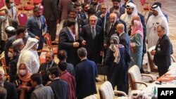 Abdullah Abdullah (tengah) memimpin delegasi pemerintah Afghanistan dalam perundingan perdamaian dengan kelompok Taliban di Doha, Qatar (12/9). 