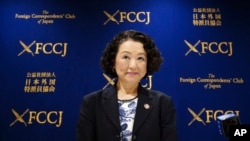 Ketua Konfederasi Serikat Buruh Jepang (Rengo), Tomoko Yoshino, dalam konferensi pers di Tokyo, Jepang, 22 Oktober 2021. (AP/Eugene Hoshiko)