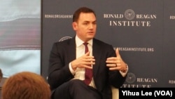 国防科技公司Palantir国防项目负责人、前共和党联邦众议员麦克·加拉格尔出席罗纳德·里根基金会活动。(美国之音记者李逸华拍摄，2025年3月5日)