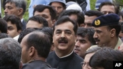 Pakistan's Prime Minister Yousuf Raza Gilani leaves Supreme Court building in Islamabad, April 26, 2012.