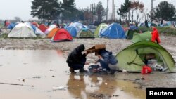 Migranti u grčkom selu Idomeni, na granici sa Makedonijom