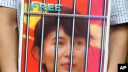 A Burmese national holds a portrait of Aung San Suu Kyi during a demonstration in front of the Burmese Embassy in Tokyo (2009 File)