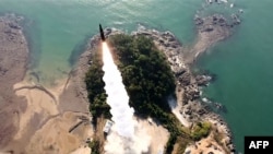 Rudal darat-ke-darat diluncurkan ke Laut Barat dari lokasi pengujian Anheung di Taean, Korea Selatan, 7 November 2024. (Foto: South Korean Defence Ministry/AFP)