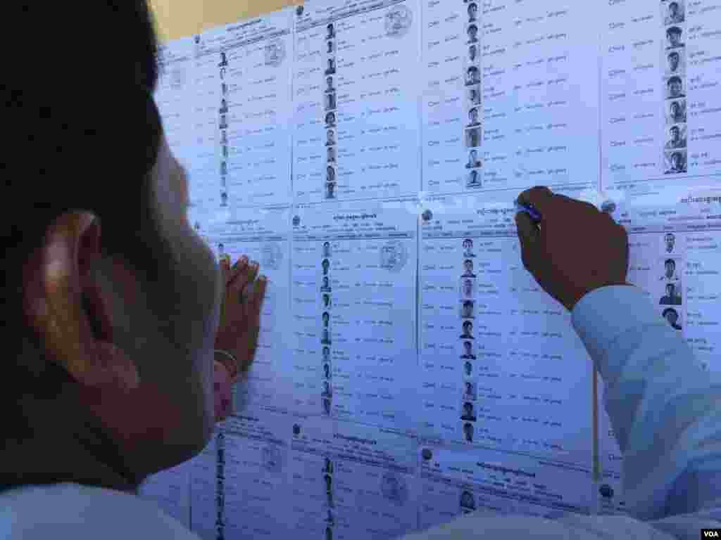 អ្នក​​​ភូមិ​​​​​​នៅ​​​ក្នុង​​​ស្រុក​​​ស្វាយ​​​លើ ​​​ឃុំ​​​តាសៀម​​​ កំពុង​​​ស្វែង​​​រក​​​ឈ្មោះ ​​​និង​​​លេខរៀង​ ដើម្បី​​​ចូល​​​បោះឆ្នោត​​​ជ្រើសរើស​​​អ្នក​​​ដឹក​​​នាំ​​​ឃុំ​​​ នៅ​​​ក្នុង​​​ការ​​​បោះឆ្នោត​​​ឃុំ​​​សង្កាត់​​​អាណត្តិ​​​ទី​​​បួន។ (ផន បុប្ផា/VOA)