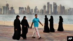 Promenade au bord de la mer à Doha, Qatar, 7 avril 2012.