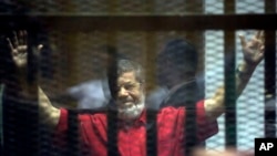 Mantan Presiden Mohammed Morsi dan sejumlah anggota Ikhwanul Muslimin yang ditahan, tidak termasuk yang mendapat pengampunan (foto: dok).