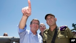 U.S. Defense Secretary Ash Carter, Israeli Defense Minister Moshe Ya'alon, center, and Israel Defense Forces (IDF) 91st Division Commander Moni Katz, right, view the Hula Valley from the Hussein Lookout near Kiryat Shmona, Israel, Monday, July 20, 2015. 