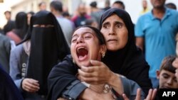 ایک فلسطینی لڑکی غزہ شہر میں الشفا ہسپتال کے صحن میں 7 نومبر کو الشاتی پناہ گزین کیمپ میں اسرائیلی حملے کے بعد ہلاک شدگان کی لاشوں کو منتقل کیے جانے کے بعد۔فوٹو