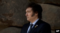 El presidente argentino Javier Milei visita el Yad Vashem, el Centro Mundial de Conmemoración del Holocausto, el miércoles 7 de febrero de 2024, en Jerusalén.