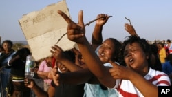 Para buruh tambang di Afrika Selatan berhenti bekerja untuk menuntut kenaikan gaji (foto: dok). 