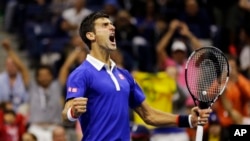 Novak Djokovic dari Serbia bereaksi setelah mengalahkan Roger Federer dari Swiss dalam turnamen AS Terbuka di New York (13/9). (AP/David Goldman)
