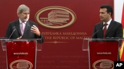 European Union's enlargement commissioner Johannes Hahn (L) talks during a media conference with Macedonian Prime Minister Zoran Zaev, after their meeting in Skopje, Macedonia, Sept. 18, 2018. 