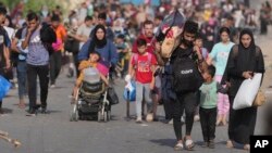 Kolona izbeglica ide iz severnog u južni deo Pojasa Gaze (Foto: AP/Hatem Moussa)