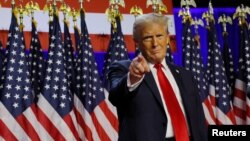 Donald Tramp na bini u Konferencijskom centru okruga Palm Bič, na Floridi, 6. novembra 2024. (Foto: Reuters/Brian Snyder)