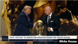 دونالد ترامپ، رئیس جمهوری آمریکا، هنگام دریافت اولین جایزه صلح فیفا از جیانی اینفانتینو، رئیس فیفا