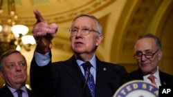 Pemimpin minoritas Senat Harry Reid dari NEvada dalam acara makan siang Partai Demokrat di Capitol Hill, Washington (6/12). (AP/Sait Serkan Gurbuz)